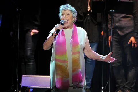 Helen Reddy, 'I Am Woman' Singer and Activist, Dead at 78 - 