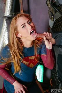 Pornstar fucked by alien in superwoman cosplay outfit - Pich