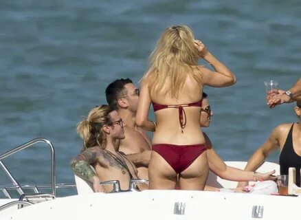 ELLIE GOULDING in Bikini on a Yacht in Miami - HawtCelebs