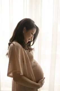 Maternity shoot by Tirza Vania Bridestory.com