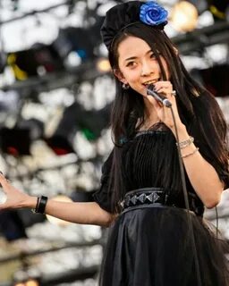 Atsumi Saiki Band-Maid シ ュ-ゲ イ ザ-, ミ ュ-ジ シ ャ ン, ガ-ル ズ バ ン ド