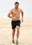 Shirtless Aaron Eckhart, 45, shows off impressive physique d