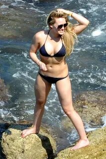 hilary-duff-bikini-candids-in-italy-01 GotCeleb