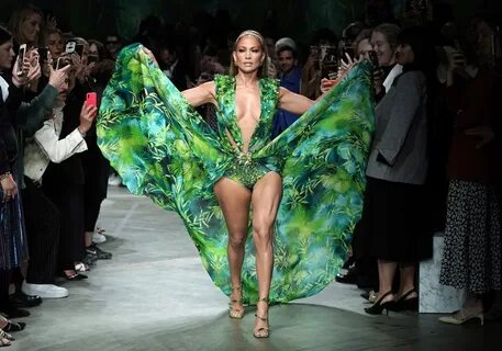 Дженнифер Лопес закрыла шоу Versace в легендарном зеленом пл