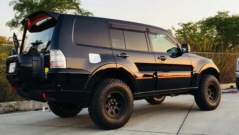 Lifted Mitsubishi Pajero on 33" Offroad Wheels from Japan in