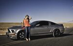 Фотографии Форд Mustang Shelby GT500 серые молодая женщина 1