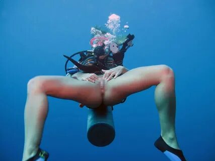 27 erotic images of foreign women enjoying naked scuba divin