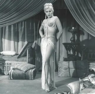 49 Hottest Bikini Pictures of Kim Novak Will Get You Horny U