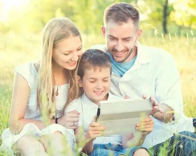 Familie mit Kind mit Tablet-PC - Stockfotografie: lizenzfrei