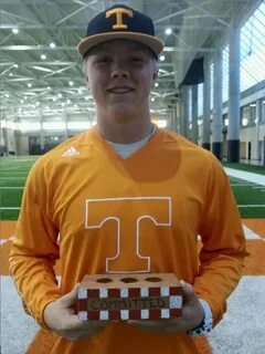 Four-Star Tight End commits to Tennessee with a brick