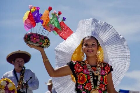 Tehuana, de Oaxaxa.....de los trajes tipicos mas bonitos! Te