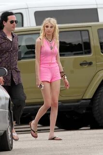 Foto Männlichkeit locker taylor momsen legs Die Gäste Titica