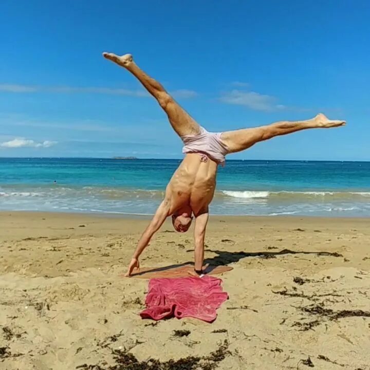 Theophile - Dr Handstand 🤸 🏻 ♂ Instagram پر: ""One year of one ...