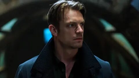Altered Carbon' Review: New Netflix Show REALLY Wants To Be 