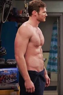 famousmales - Derek Theler - American TV and film actor