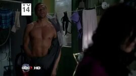 Jesse Williams Shirtless on Grey's Anatomy s7e17 - Shirtless