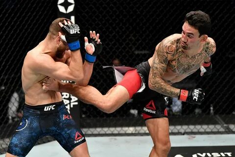 Макс Холлоуэй установил рекорд UFC по количеству ударов за б