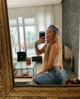 Luísa Sonza faz selfie no espelho e chama atenção por bumbum