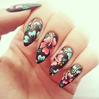 nailsbycolette: Inspired by celinedoesnails! ... Flower nail