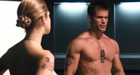 Casper Van Dien as Johnny Rico shirtless/naked in Starship T