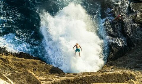 SPITTING CAVE CLIFF JUMPING ON OAHU HAWAII - Journey Era