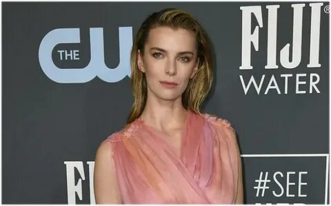 Betty Gilpin Lifestyle, Height, Wiki, Net Worth, Income, Sal