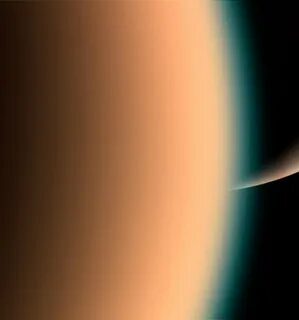 Верхние слои атмосферы Титана и южный полюс Сатурна. 