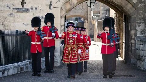 Guardia de la Reina en Torre de Londres se enfrenta reducció