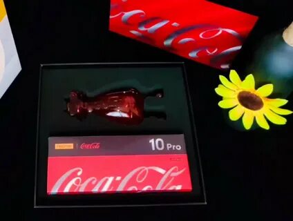 Распаковка Realme 10 Pro Coca-Cola на фото.
