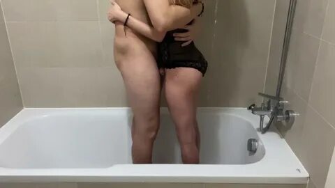 סקס אונס אותה במקלחת