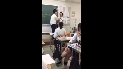 L'insegnante scopa il suo studente tra le lezioni - Foto ero