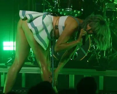 Betty Who Flashes Ass On Stage (34 Photos) #TheFappening