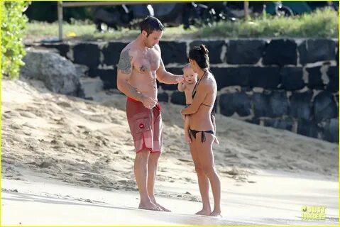 Alex O’Loughlin: Shirtless Beach Bonding with Malia Jones!: 