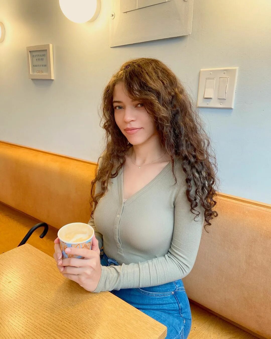 Brittany Venti в Instagram: "Whiskey latte 🥃 ☕ Brooklyn cafes are the...