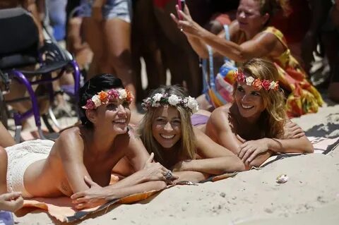 Actrices y modelos protestaron en topless en Rio de Janeiro 