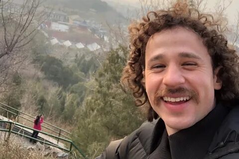 Luisito Comunica se aterra al grabar dentro de un panteón - 