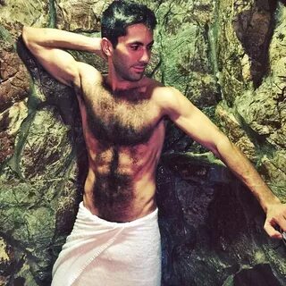 Catfish's Nev Schulman Is A Shirtless Otter In A Bath Towel: