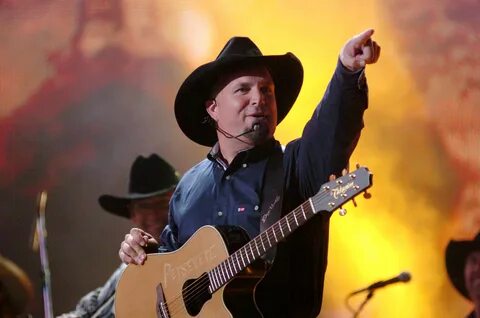 Garth Brooks Cancels Stadiums for Dive Bars Over Vaccine Con