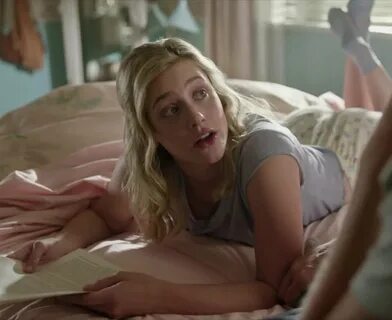 Nude celebs: Lili Reinhart and her ass - GIF Video nudeceleb