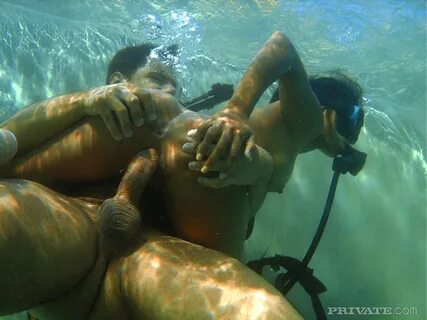Underwater babes : Babes Famous Babes - WhatBoysWant
