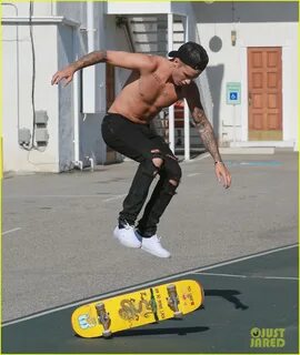 Justin Bieber Shows Off His Shirtless Body While Skateboardi