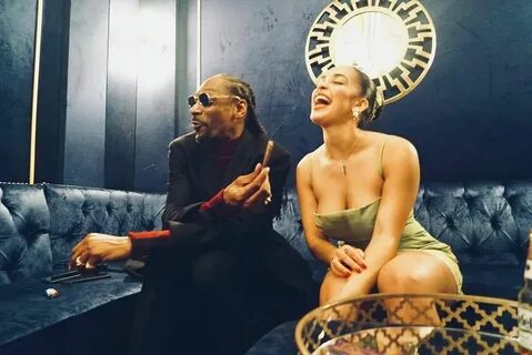 JORJA SOURCE - Jorja Smith and Snoop Dogg backstage at the L