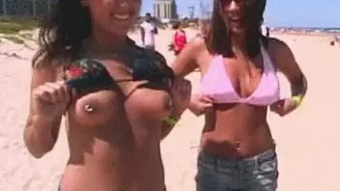 Flashing on the beach - Porn Gif with source - GIFSAUCE