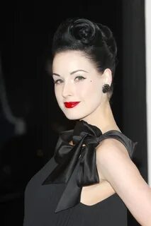 black hair, porcelain skin and red lips! Hair beauty:cat, Re