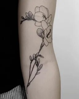 Tania Vaiana flower tattoo Botanical tattoo, Minimalist tatt
