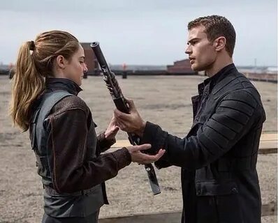 Tobias Eaton (Theo James) and Tris Prior (Shailene Woodley) 