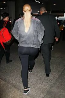 iggy azalea wore black leggings and denim jacket as she touc