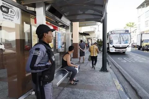 Guardias privados custodian 100 paradas de buses en Guayaqui