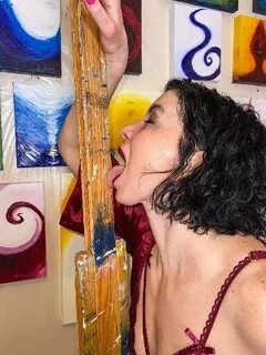 Ex-cientista hoje vende pinturas de seus orgasmos no OnlyFan