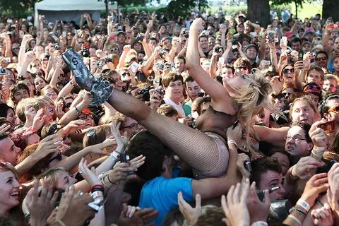 Throwback : When Lady Gaga Crowdsurfed Like A Raging Punk Qu